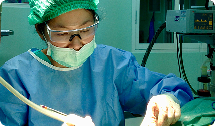 Dr Annabelle performing ear surgery at the Thailand ear camp